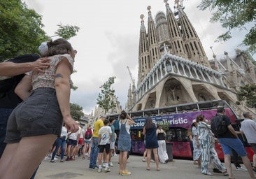 Vecinos a la sombra de los turistas en la Sagrada Familia: «Es agobiante»