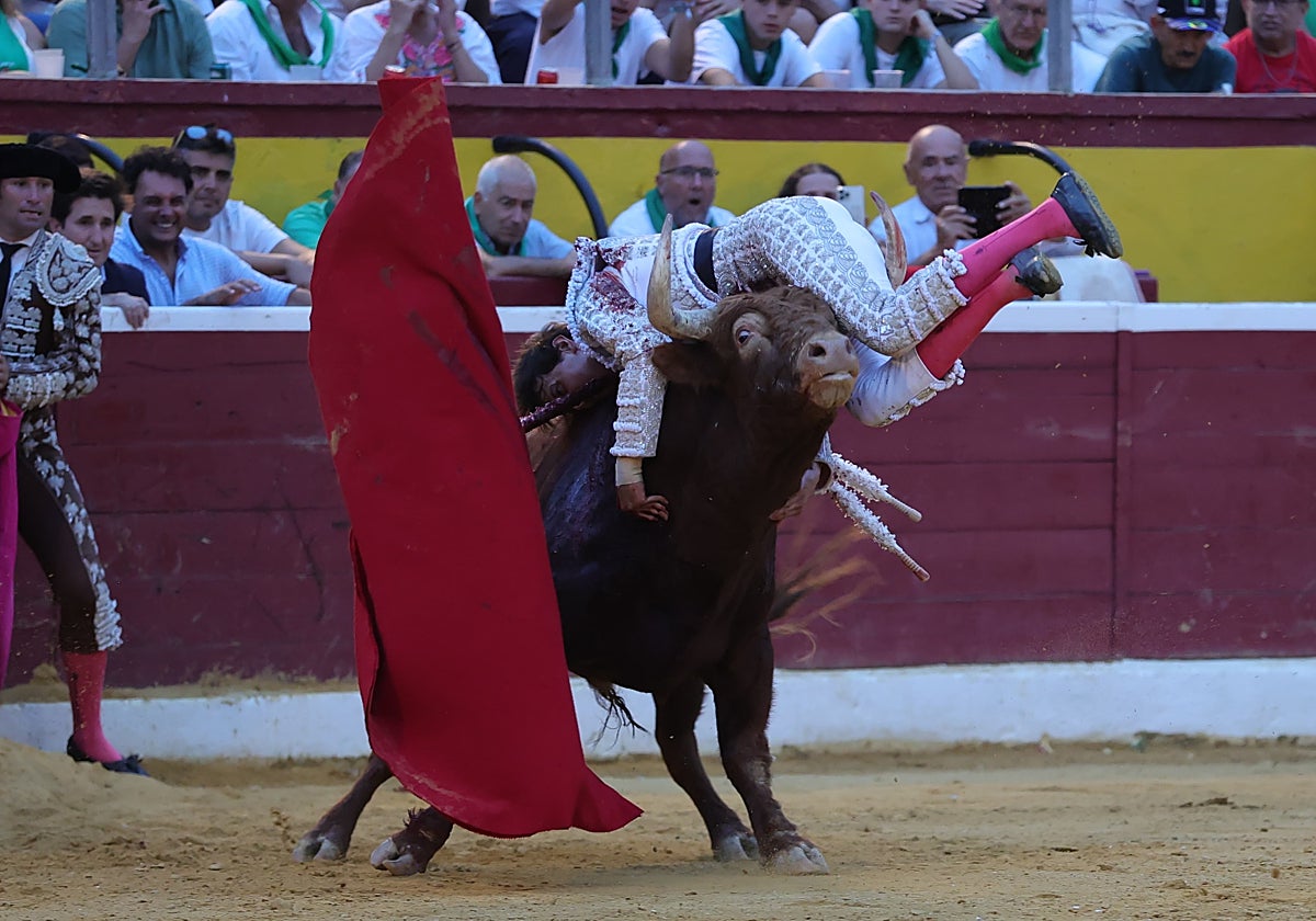 Instantes de la cogida de Roca Rey