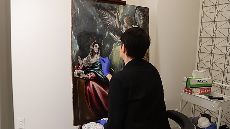 Eva Martínez, durante la restauración de 'La Anunciación' de El Greco