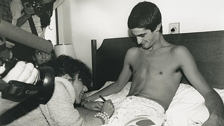 Una admiradora firma al torero en la habitación del hotel