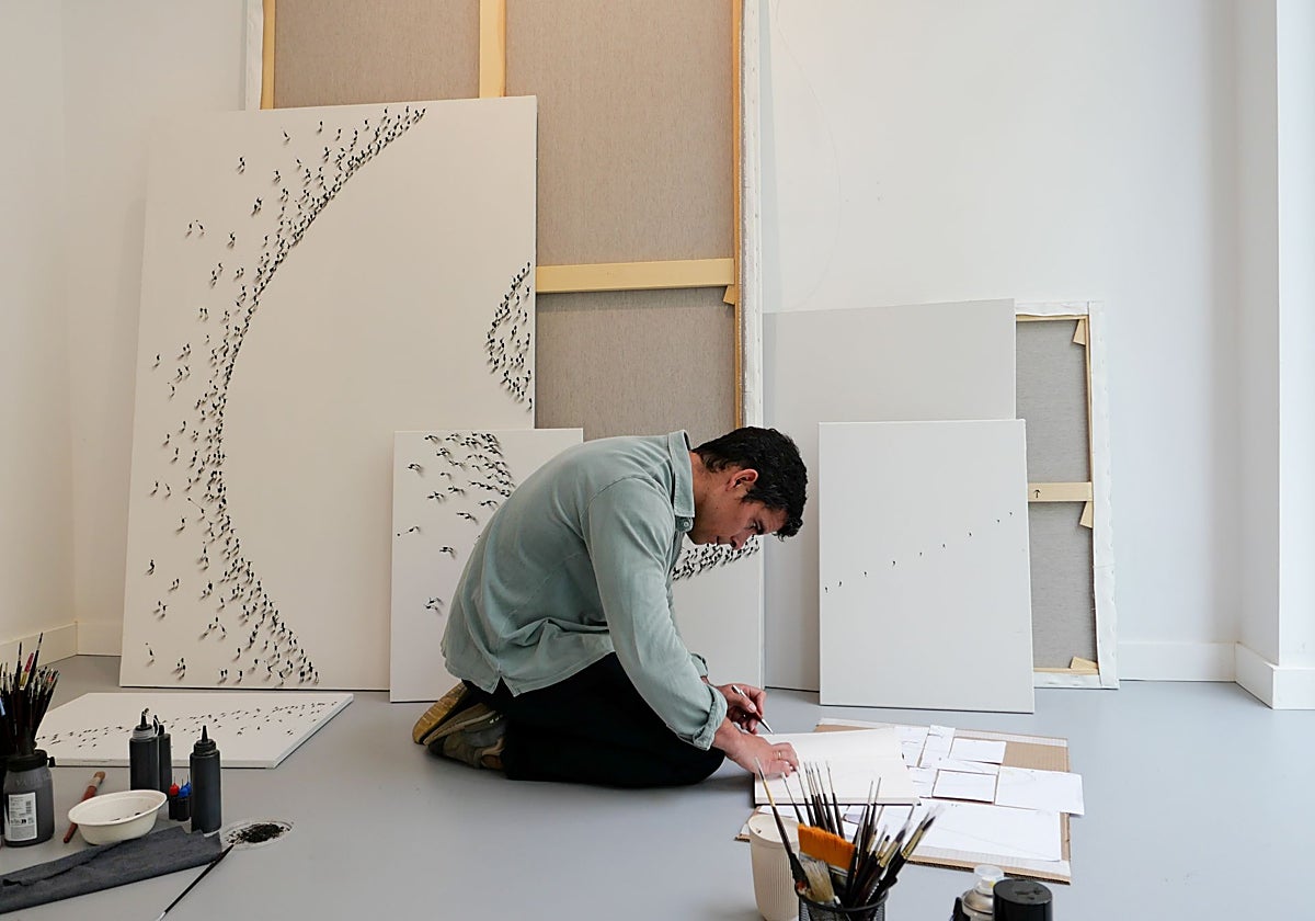Jaime Monge trabajando en sus pinturas