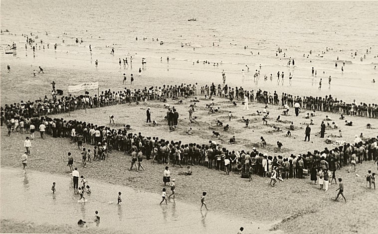 Imagen principal - Fase provincial del concurso en 1965 en Santander. Ignacio de Lecea, junto a sus compañeros internacionales en su viaje a Extremo Oriente y Juan Manuel Padín, en Estados Unidos