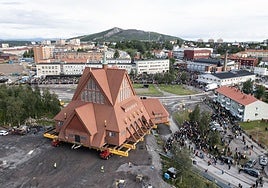 Suecia mueve una iglesia de 672 toneladas para salvarla de una mina de hierro
