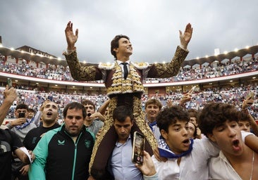La salvaje inmensidad de Roca Rey convulsiona Bilbao en la tarde más grandiosa de su temporada
