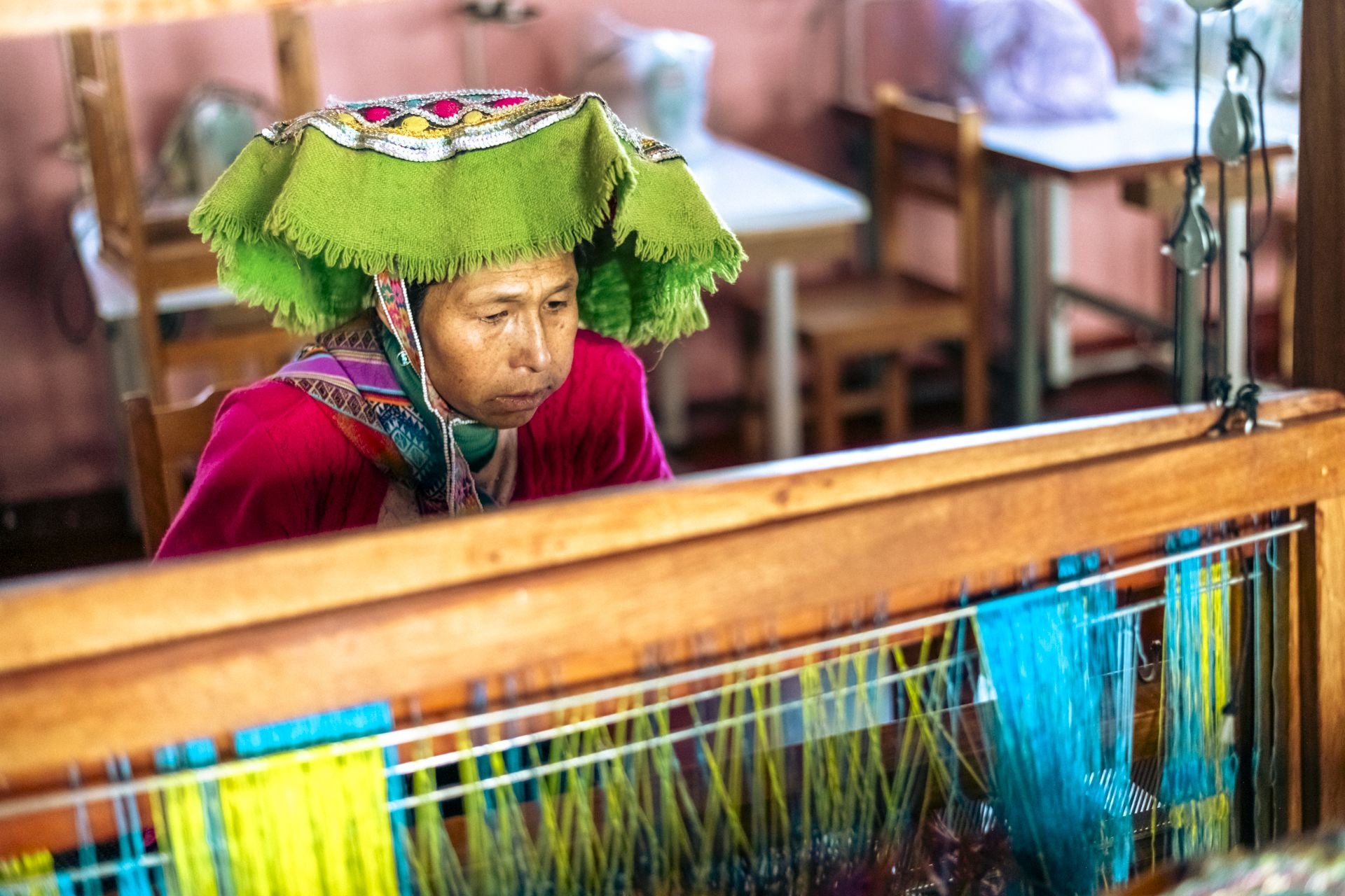 Imagen principal - Las mujeres artesanas también forman parte de un proyecto que busca fomentar el uso de materiales sostenibles