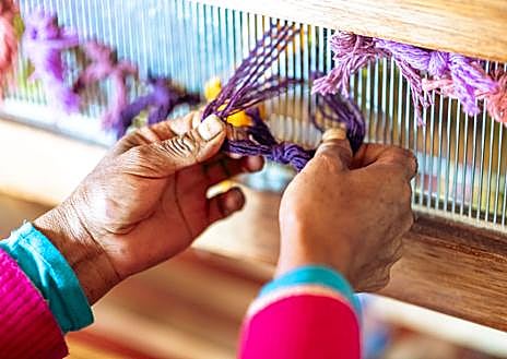 Imagen secundaria 1 - Las mujeres artesanas también forman parte de un proyecto que busca fomentar el uso de materiales sostenibles