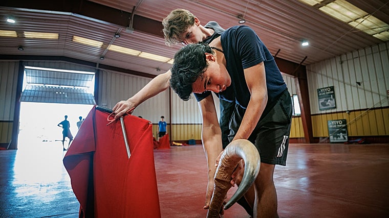 Paul y Santi, dando un derechazo y haciendo de toro, respectivamente