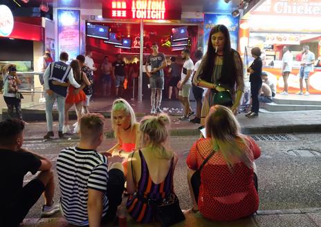 Imagen secundaria 1 - Arriba, jóvenes británicos en la calle Punta Ballena de Magaluf. 2. Esperando fuera de una de las discotecas. 3. De paseo por las Ramblas de Barcelona