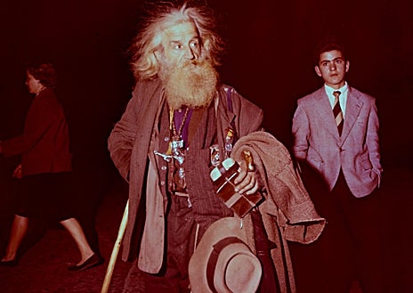 Imagen secundaria 1 - La revista publicó un amplio reportaje a color sobre el penitente español