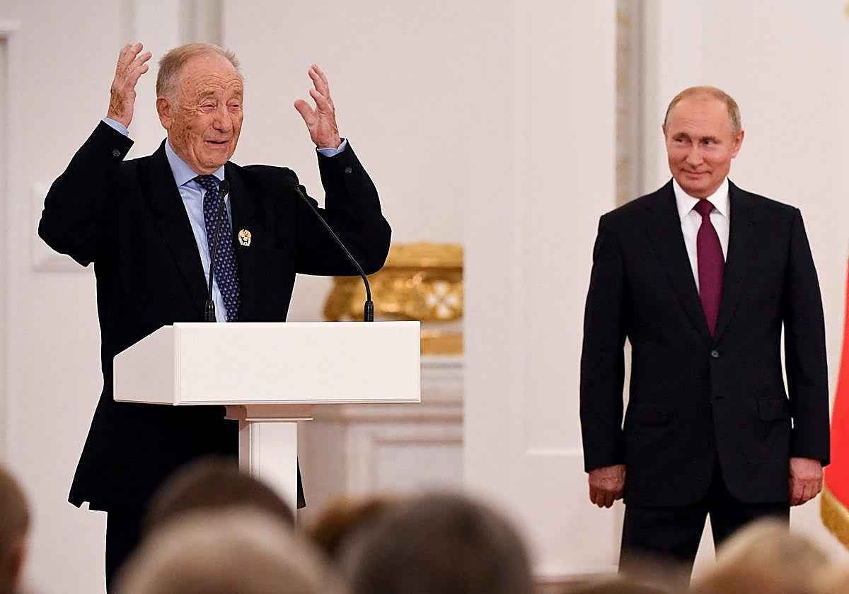 El compositor Rodion Shchedrin, que ha muerto a los 92 años en Moscú, recibiendo el Premio Estatal de manos de Putin el día de Rusia en 2019