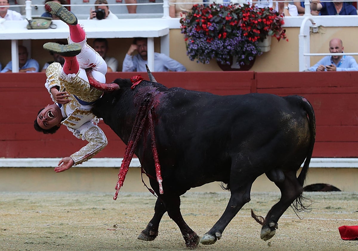 Instantes de la horrible cogida de De Castilla en Bayona