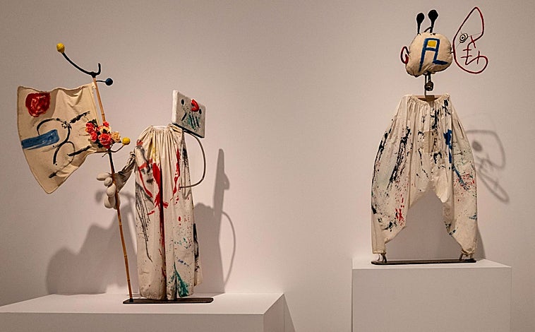 Imagen principal - En las imágenes, detalles del montaje de 'Paisaje Miró' en sus distintas sedes