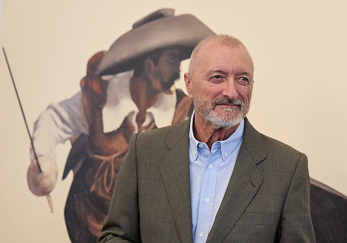 El escritor Arturo Pérez-Reverte en la rueda de prensa