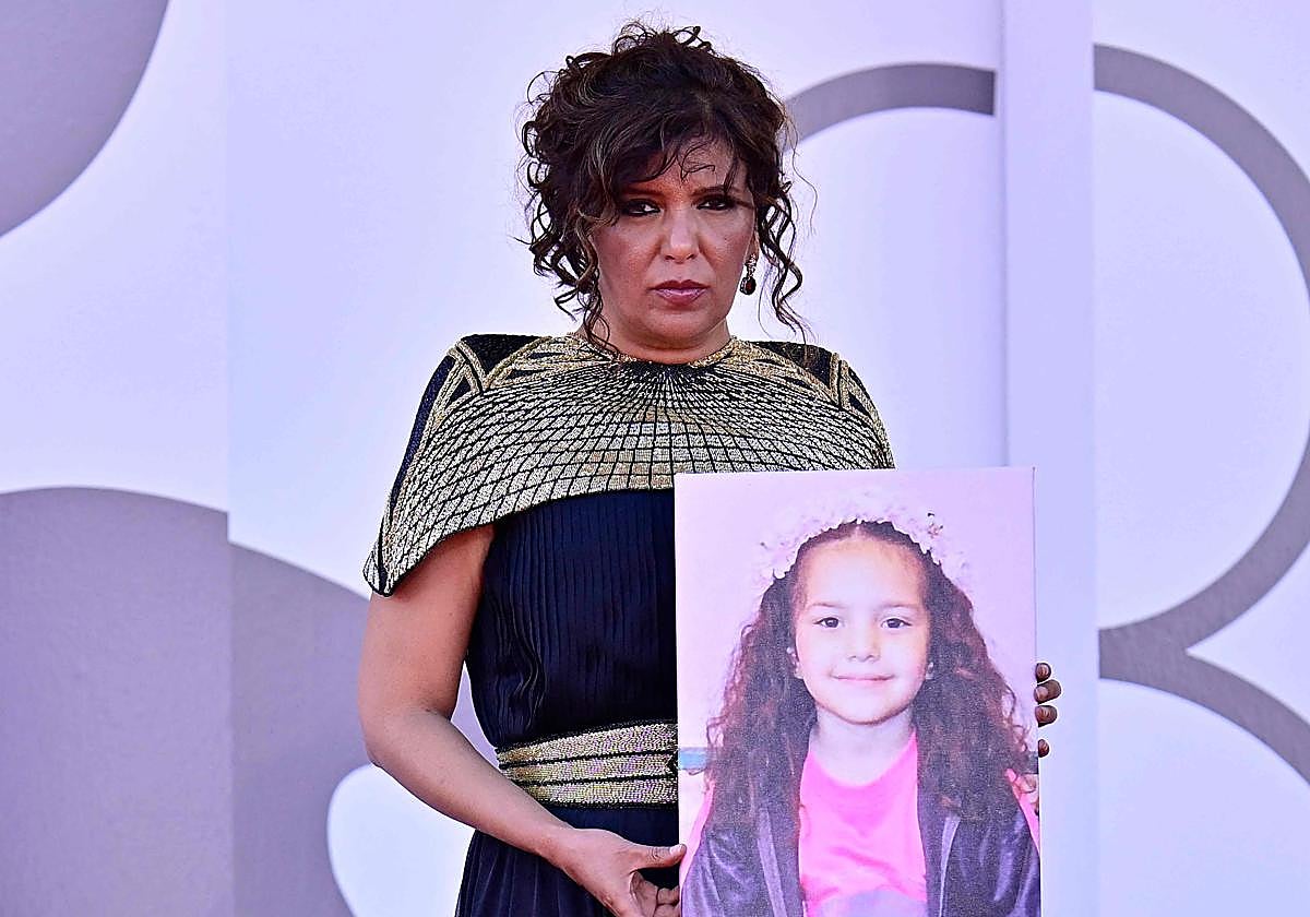 La directora tunecina Kaouther Ben Hania posa con la cara de la niña asesinada y protagonista de 'La voz de Hind'