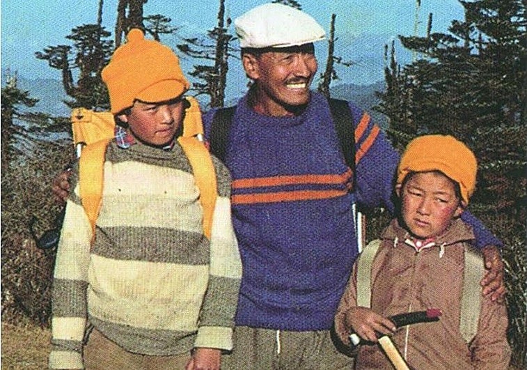 Tenzin Norgay (centro), con sus hijos de excusión en 1974. A la derecha, Jamling