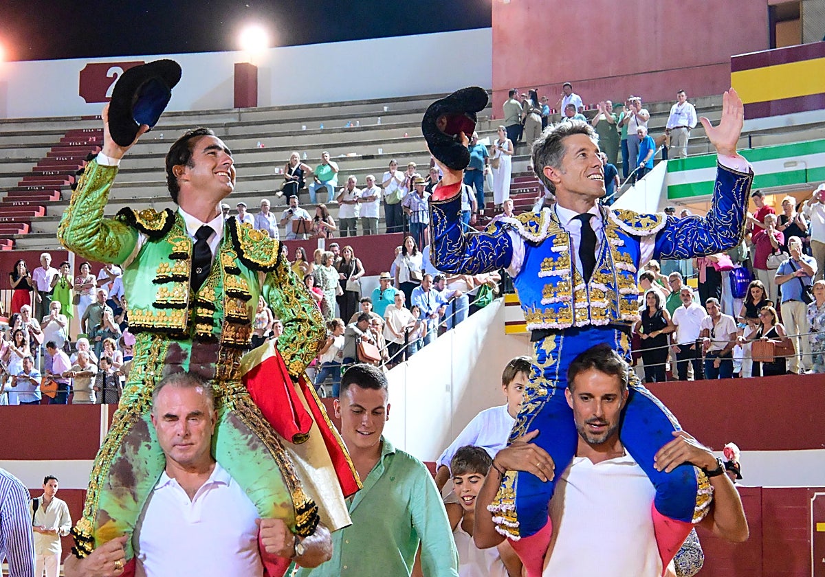 El Fandi y Manuel Escribano saliendo a hombros del coso de Utrera