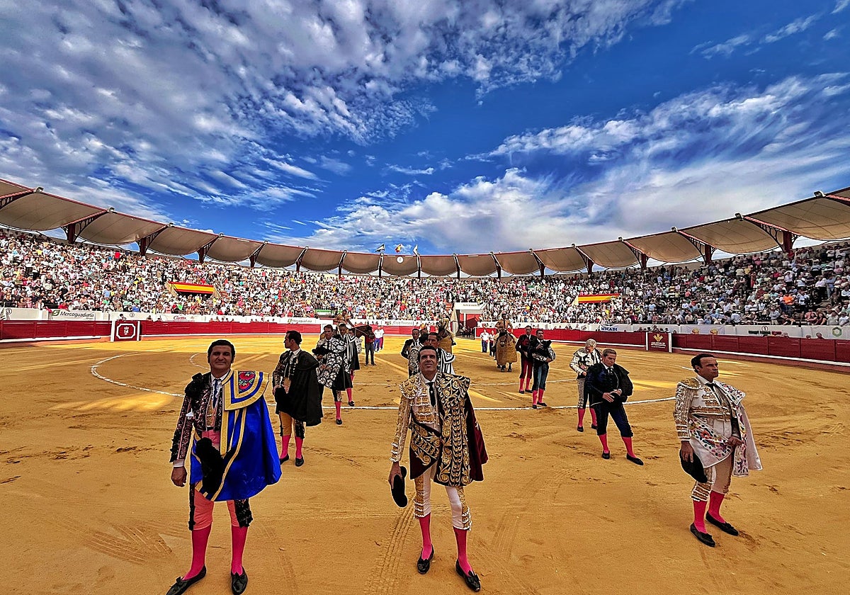 Los toreros escuchan el himno de Extremadura con los tendidos llenos