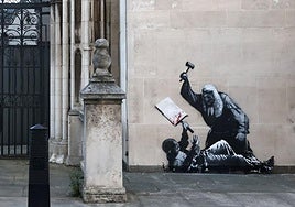 Comienzan a retirar el mural de Banksy en el Tribunal Superior de Londres, denunciado como daño criminal
