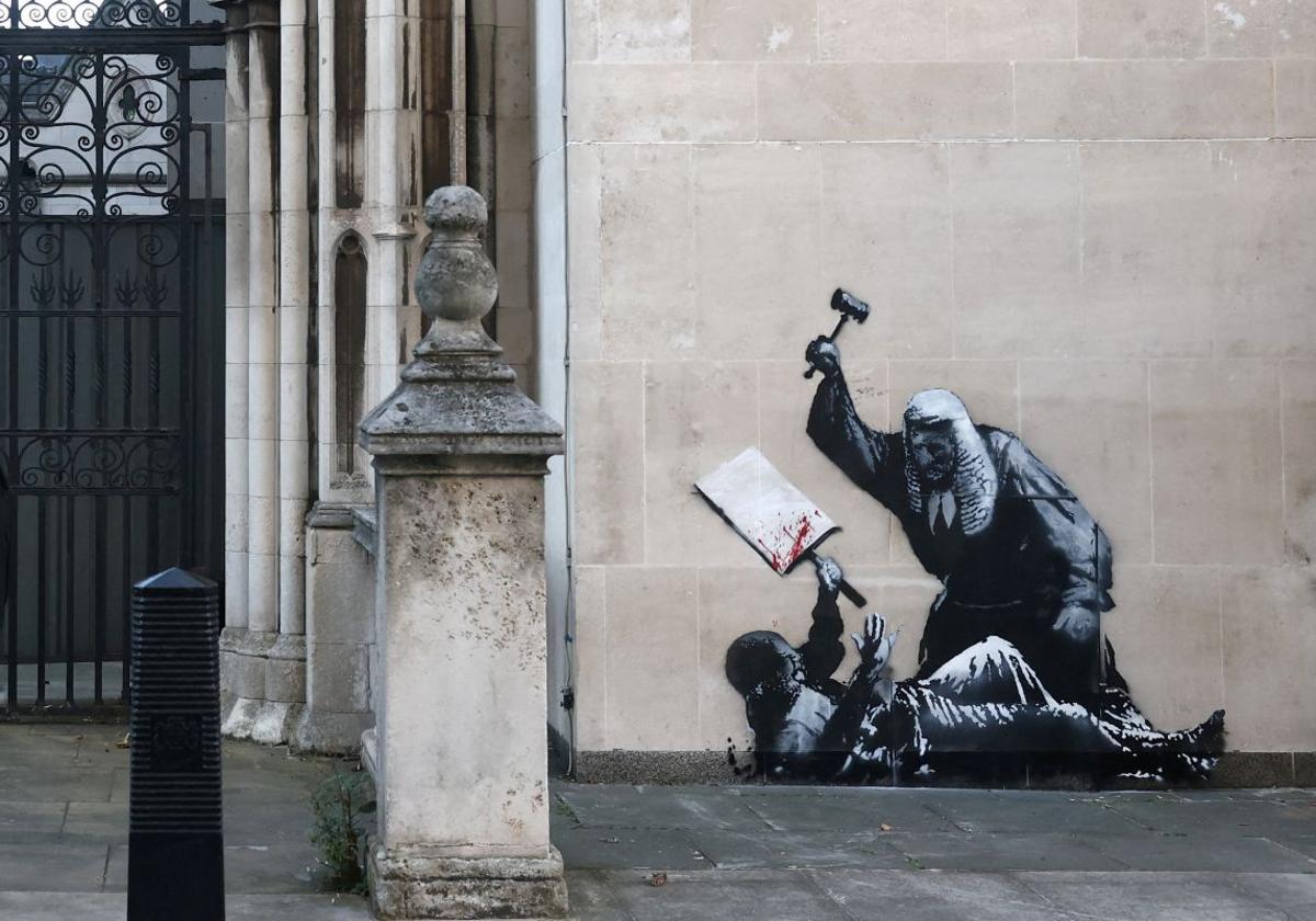 El mural de Banksy en el Tribunal Superior de Londres, denunciado como daño criminal