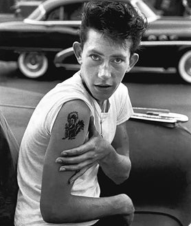 Imagen secundaria 2 - Arriba, 'Paraíso perdido', 2024, de Adriana Loureiro Fernández. Sobre estas líneas, a la izquierda, 'Calle Serrano',