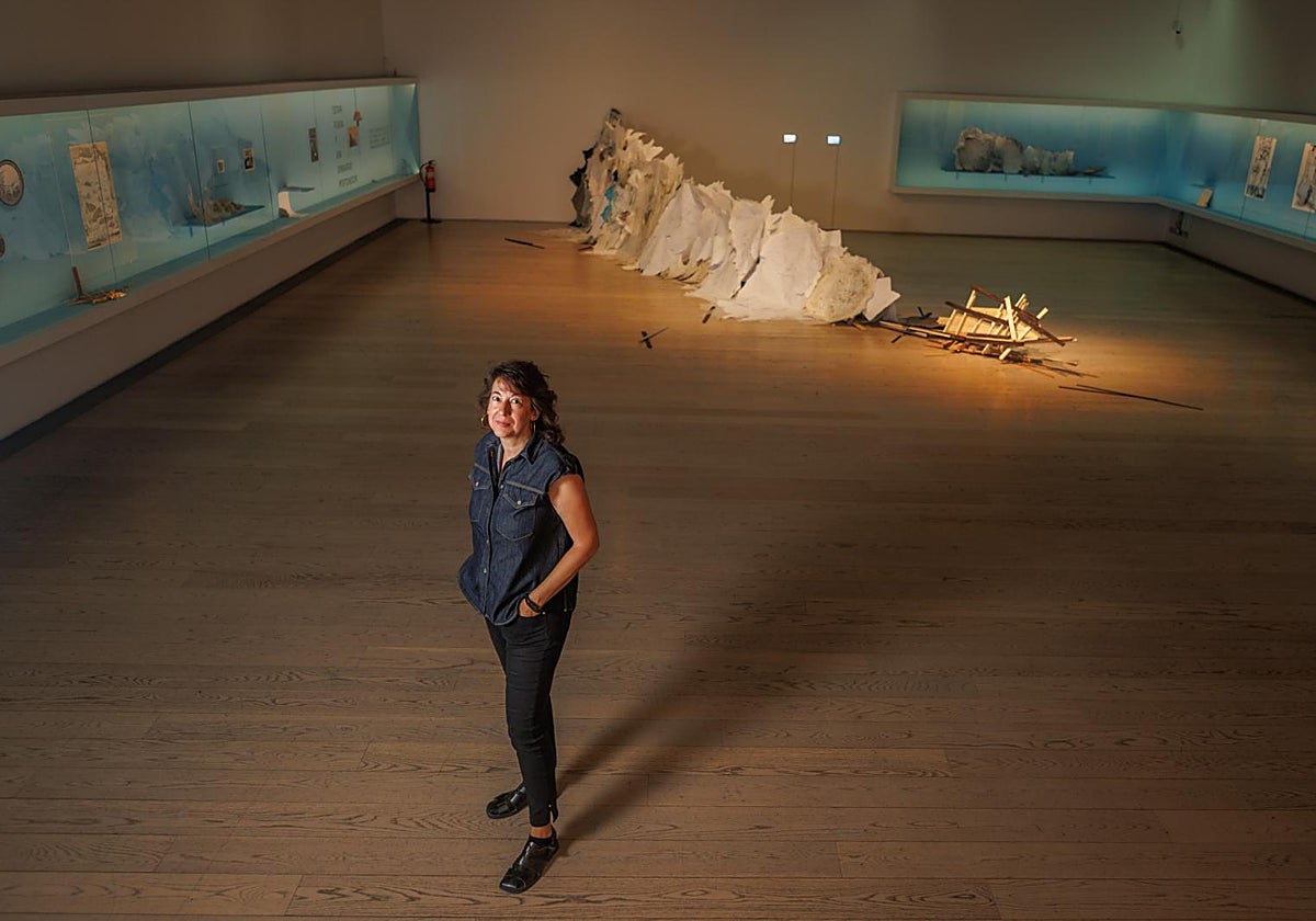 Sara Quintero, junto a su instalación 'Ola de vuelco y olvido'