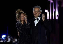 Una elegante Karol G triunfa en el Vaticano, y canta a dúo con Andrea Bocelli