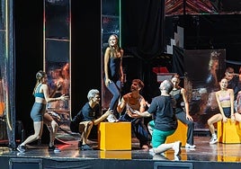 Raffaella Carrá vuelve a bailar en la Gran Vía madrileña