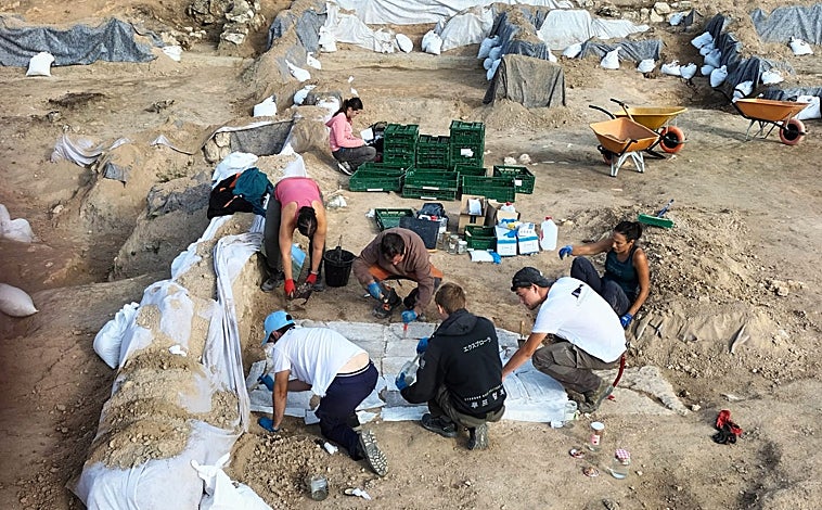 Imagen principal - Excavaciones en El Pedernal de Bursao en Borja, esquema de la decoración mural y detalle de un fragmento con lanzas