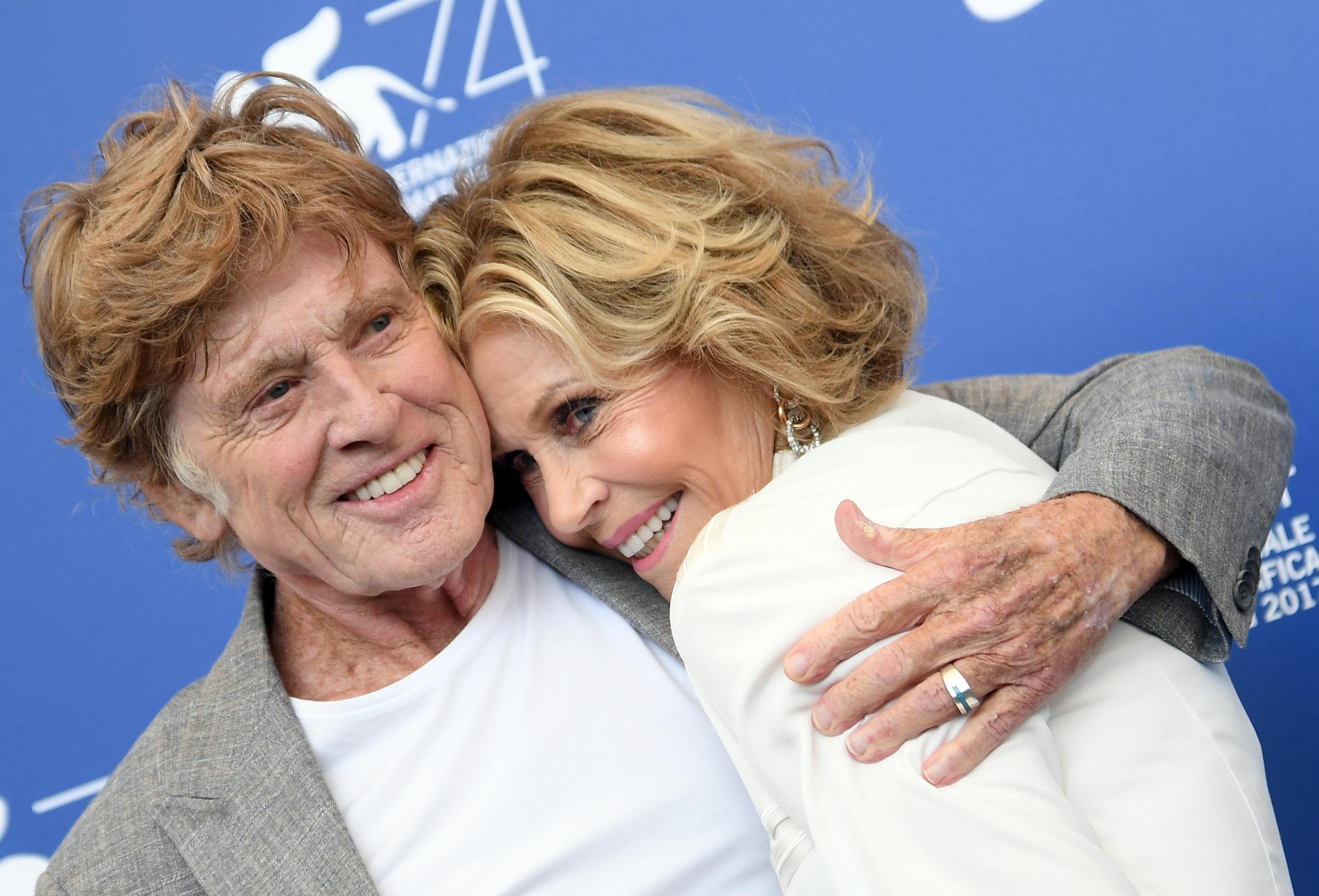 Los actores estadounidenses Robert Redford y Jane Fonda posan durante la presentación de la película 'Our Souls at Night', en el 74º Festival de Cine de Venecia, el 1 de septiembre de 2017.