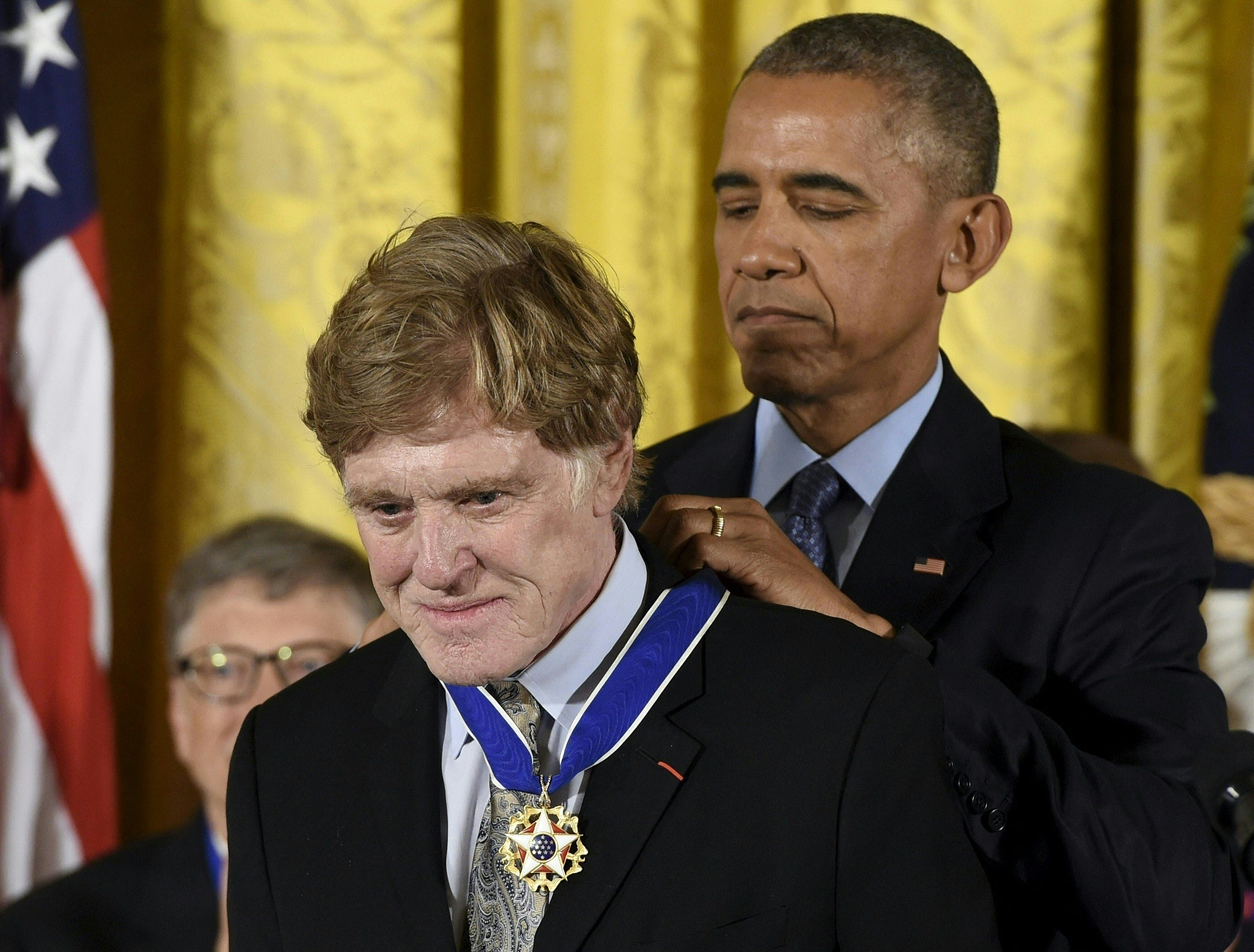 El presidente de Estados Unidos, Barack Obama, entrega al actor y director Robert Redford la Medalla Presidencial de la Libertad, el mayor honor civil del país.