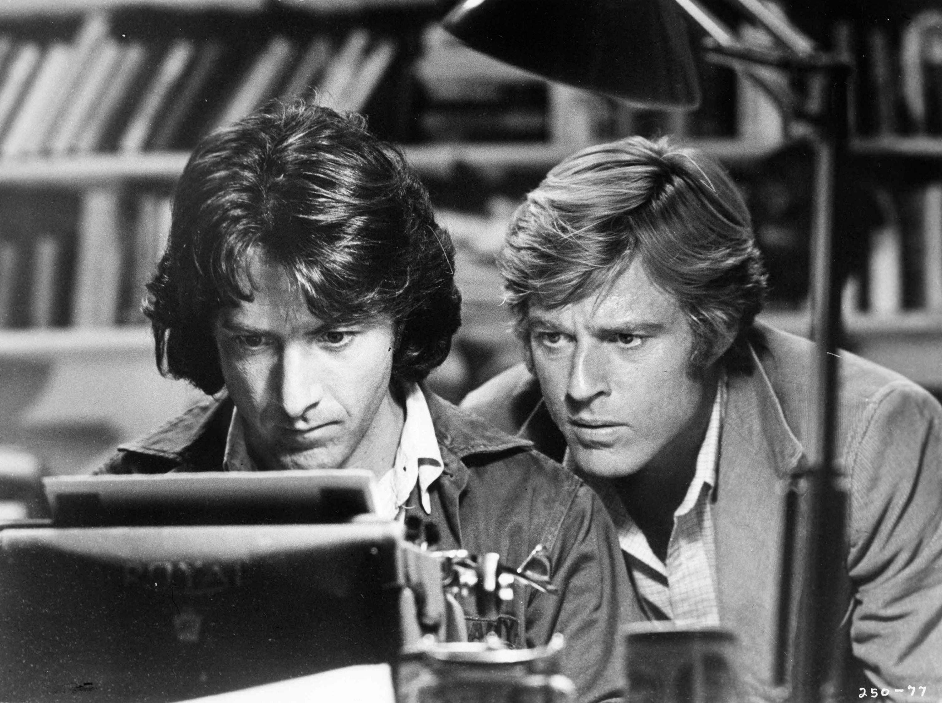 Una escena de la película de 1976 'Todos los hombres del presidente' con Dustin Hoffman (izq.)