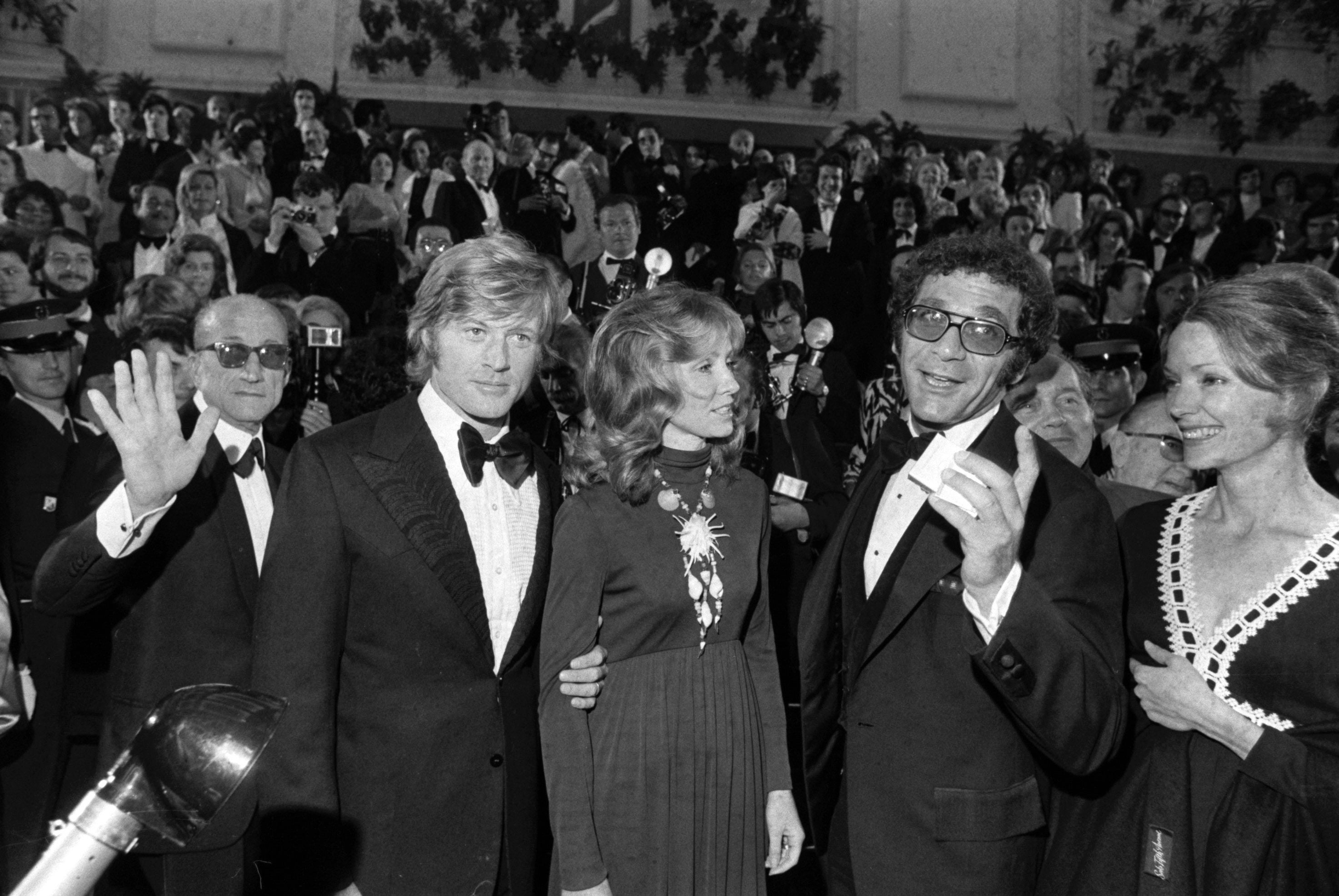En esta foto de archivo de mayo de 1972, de izquierda a derecha, el actor Robert Redford, su esposa, el director de cine Sydney Pollack, y su esposa llegan al festival internacional de cine de Cannes, Francia