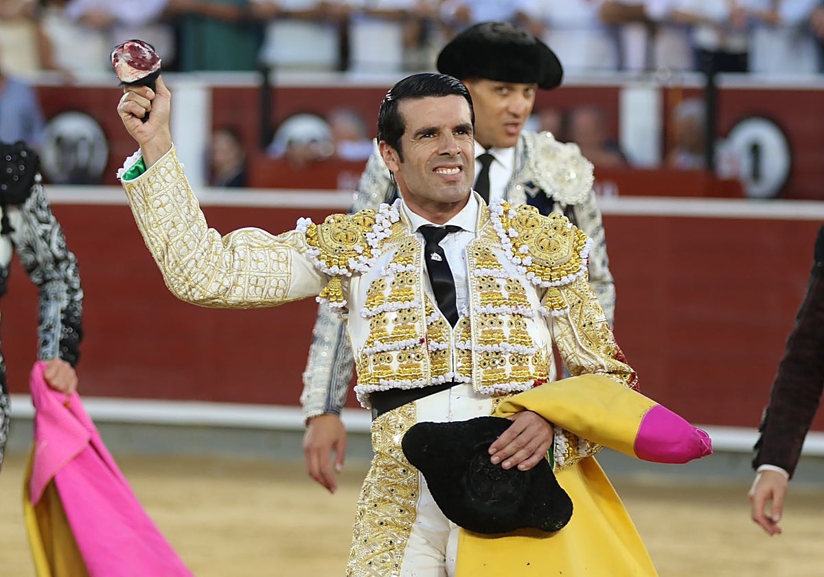 Emilio de Justo, con la oreja del quinto