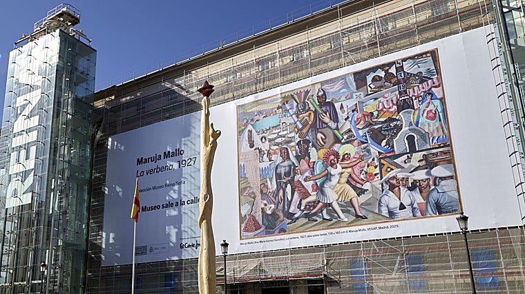 Fachada del edificio Sabatini del Reina Sofía, en obras, cubierta con una lona que reproduce un cuadro de Maruja Mallo