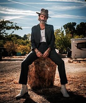 Imagen secundaria 2 - Arriba, Leiva en la zona de conciertos del camping, frente a un mural pintado por Elena de las viejas vías de la Alameda de Osuna que tanto lo marcaron; abajo, retratos de Leiva durante la jornada con ABC Cultural