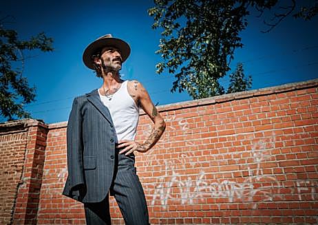 Imagen secundaria 1 - Arriba, Leiva en la zona de conciertos del camping, frente a un mural pintado por Elena de las viejas vías de la Alameda de Osuna que tanto lo marcaron; abajo, retratos de Leiva durante la jornada con ABC Cultural