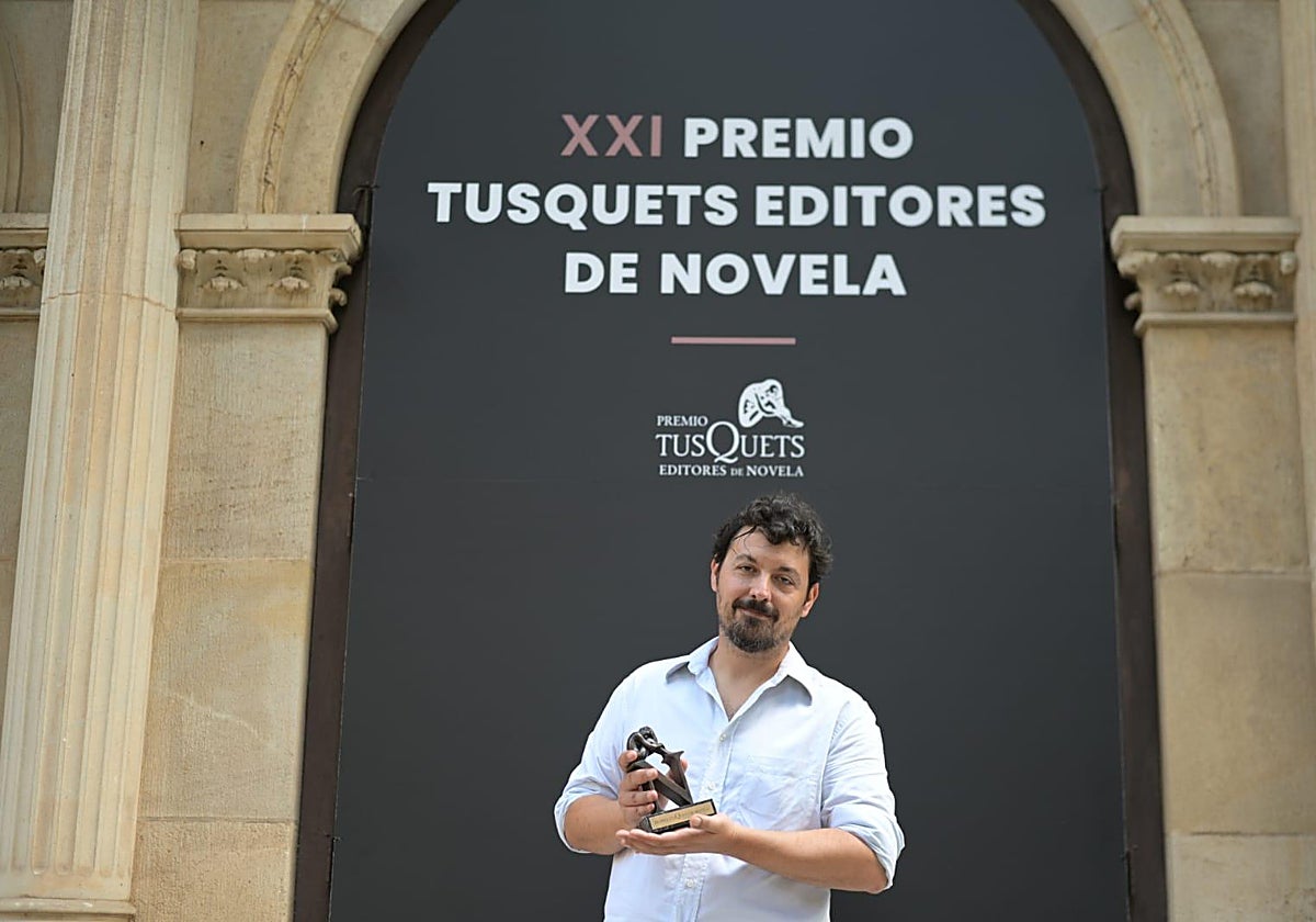 El escritor Fernando Serrano en el palacio Muñoz Ramonet de Barcelona