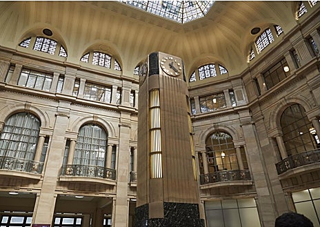 İkincil görüntü 1 - yukarıda, bugün kütüphaneye ev sahipliği yapan nakit veranda. Bu çizgilerde, solda, operasyonlar verandası. Sağda, imparatorluk merdiveni