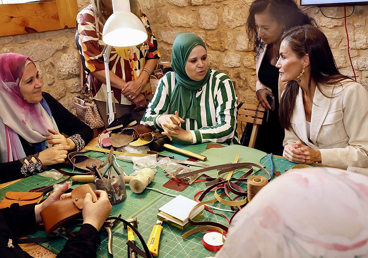 La Reina se adentra en la Ciudad de los Muertos para escuchar a los vivos
