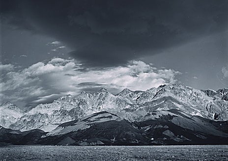 Imagen secundaria 1 - Edward Weston. Arriba, 'Dunas', Oceano, 1936. Sobre estas líneas, a la izquierda, 'Nubes', Valle de la Muerte, 1939. A la derecha, Guadalupe Marín de Rivera, 1924
