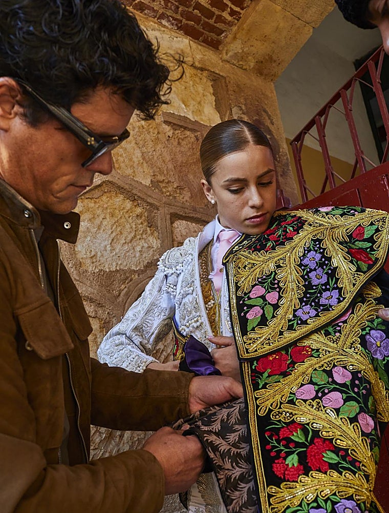 Miguel Abellán ayuda a Olga Casado a liarse el capote en Salamanca