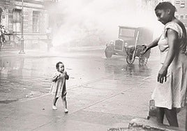 Helen Levitt, la cámara que inmortalizó la vida de los niños 'salvajes' en las calles de Nueva York