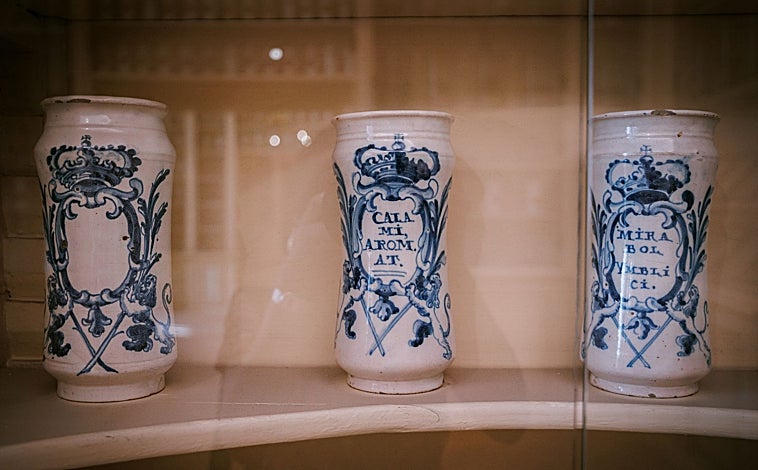 Imagen principal - Antiguos albarelos de la Real Botica y bote de extracto acuoso de cicuta extraído de los cajones