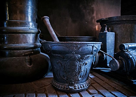 Imagen secundaria 1 - Extracto de cicuta, semen de ballena, pescado líquido: En la rebotica de la histórica Farmacia del Palacio Real de Madrid