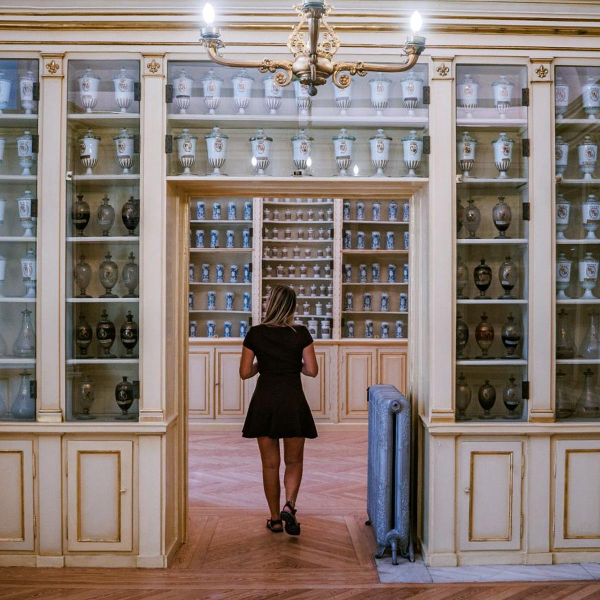 Extracto de cicuta, semen de ballena, pescado líquido: En la rebotica de la histórica Farmacia del Palacio Real de Madrid