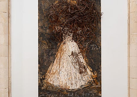 Imagen secundaria 1 - De arriba abajo, obra de Pilar Albarracín en la colectiva de la galería Maior; Kiefer en los espacios de Kewenig; y escultura de Damaris Pan en Fermay