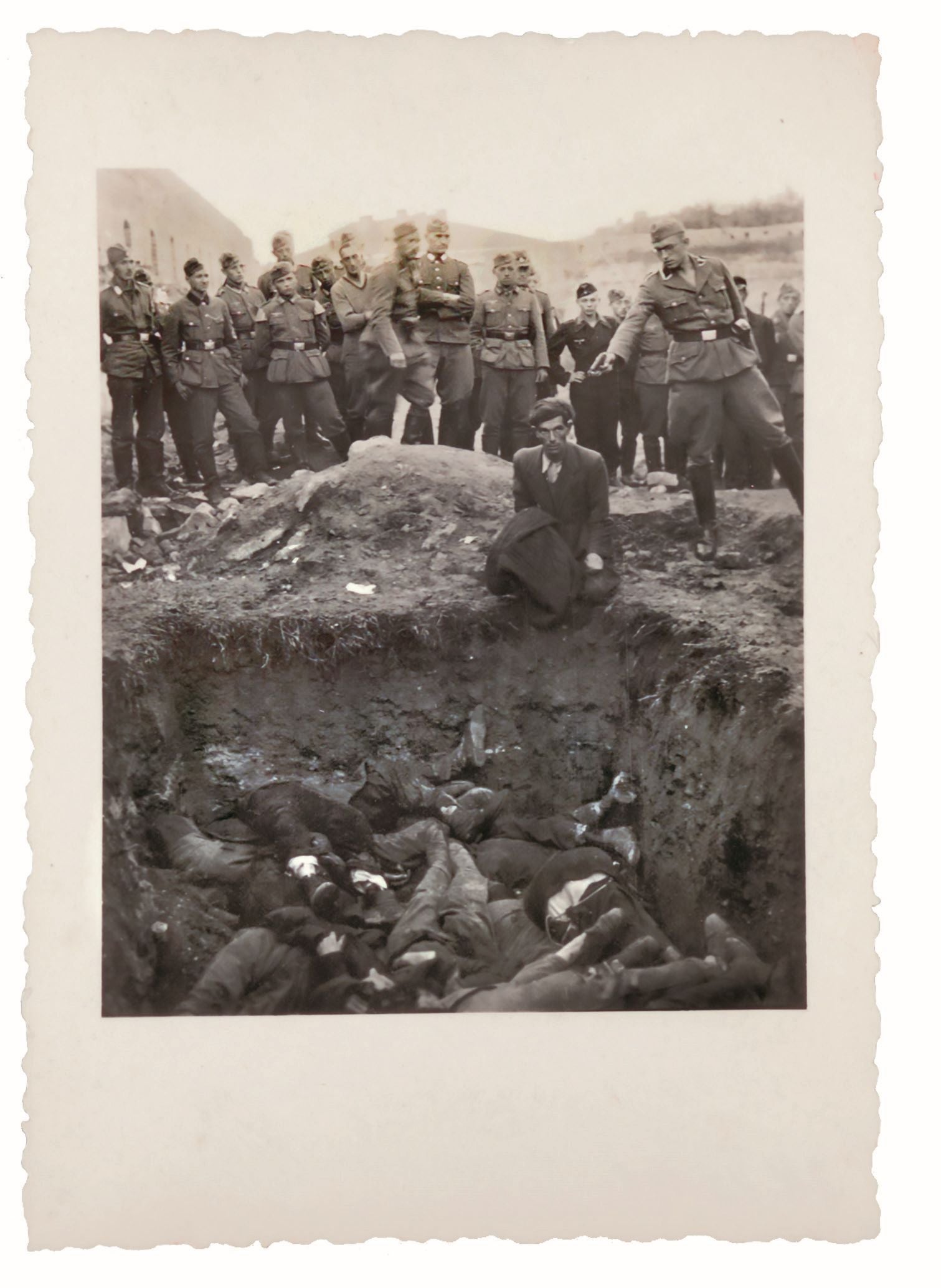 Jürgen Matthäus, director del departamento de investigación del Museo Conmemorativo del Holocausto de los Estados Unidos (USHMM), localizó en los diarios de Walter Materna la famosa foto, pero con un encuadre mayor en la que se aprecia una fosa común