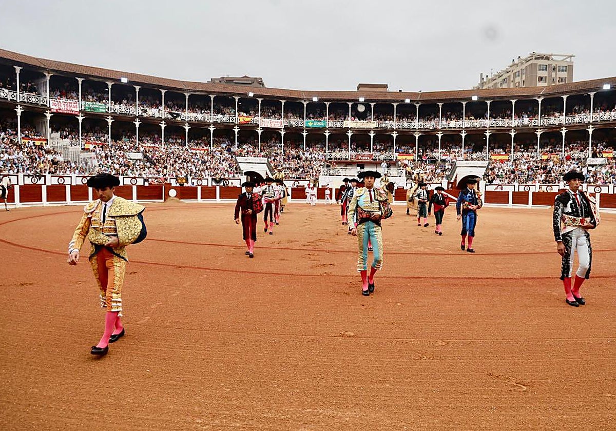 Lleno en los tendidos en tarde de toros