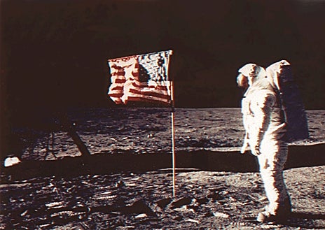 Imagen secundaria 1 - Los astronautas del Apolo 11 en su visita a España, 'Buzz' Aldrin, fotografiado por Armstrong en la superficie lunar y el anuncio de 1968 