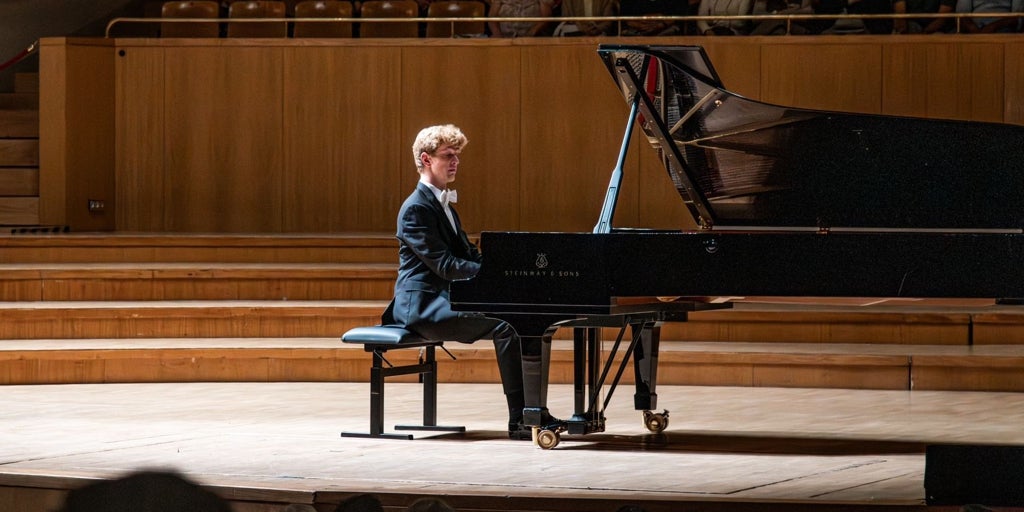 El pianista Jan Lisiecki y su torre de Babel